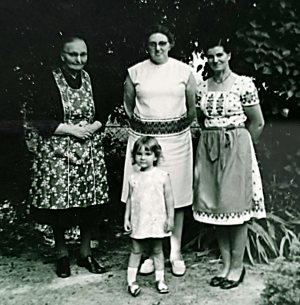 meine Oma (links im Bild)